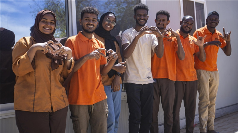 "استنارة كافيه".. مقهى سوداني يقدم خدماته بلغة الإشارة (تقرير)